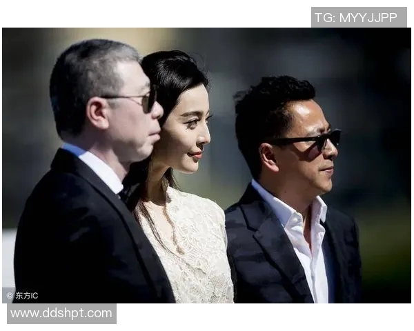 国内明星与足球明星亲密合影瞬间展现跨界友谊与魅力的精彩时刻